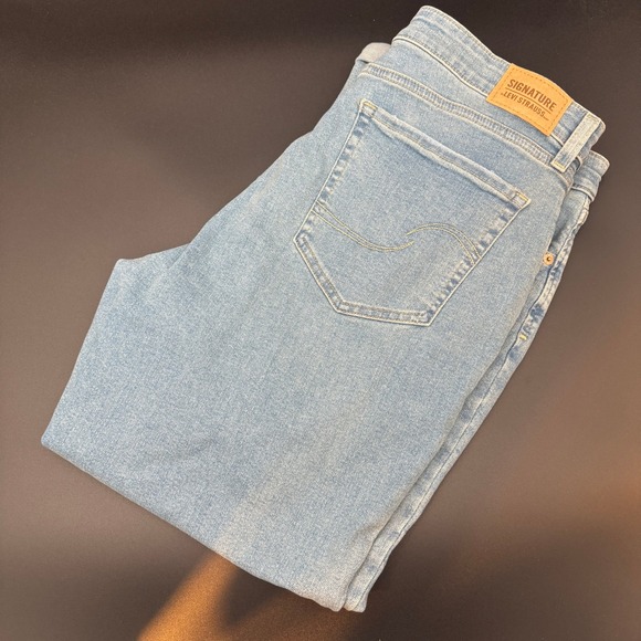 Women's Signature Levi Strauss Boyfriend Cuffed Jeans‎ Light Wash Size 18 - Picture 1 of 8
